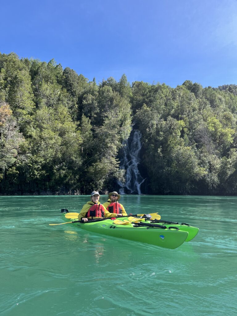 dupla en kayak de travesía sobre agua cristalina