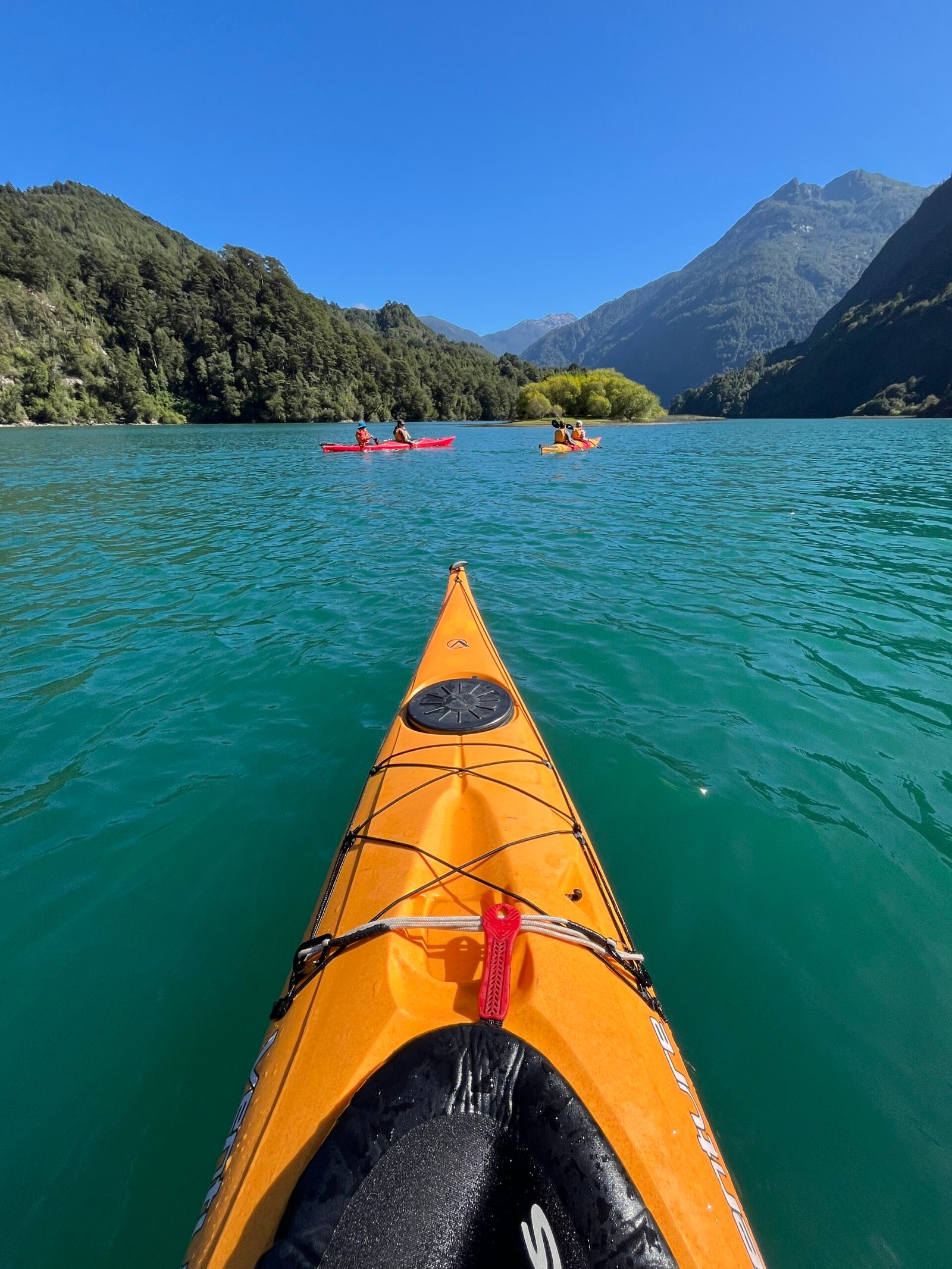 Pueliando en kayak en Puelo Patagonia chilena