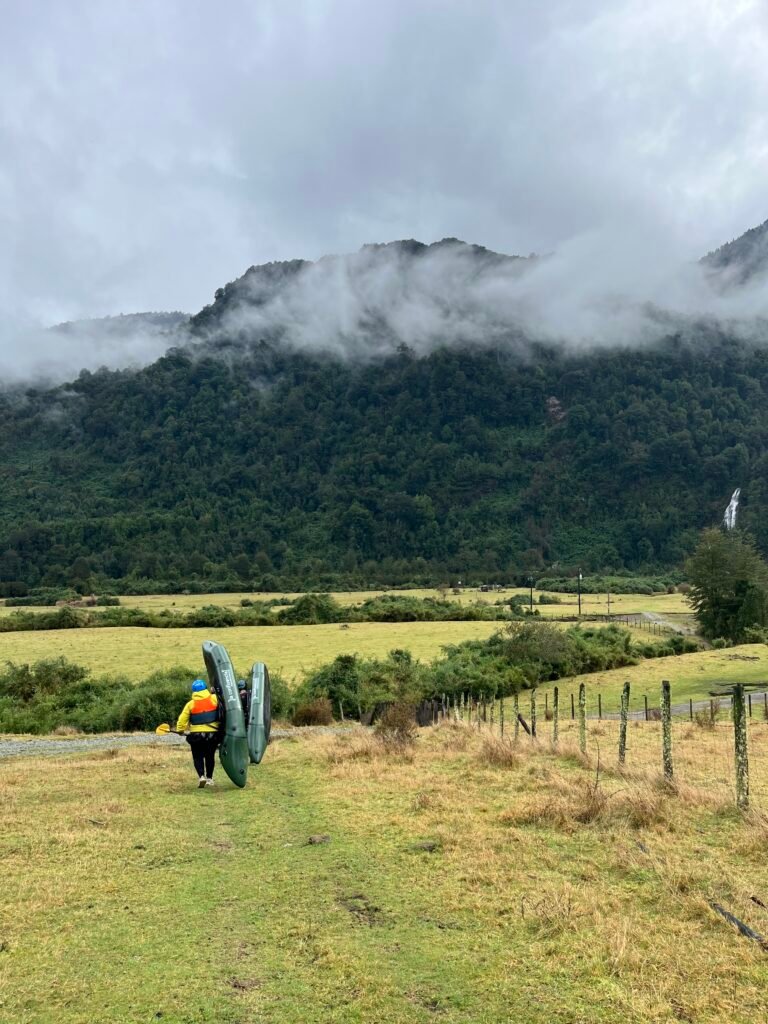 clima en Puelo, nubes sobre el bosque