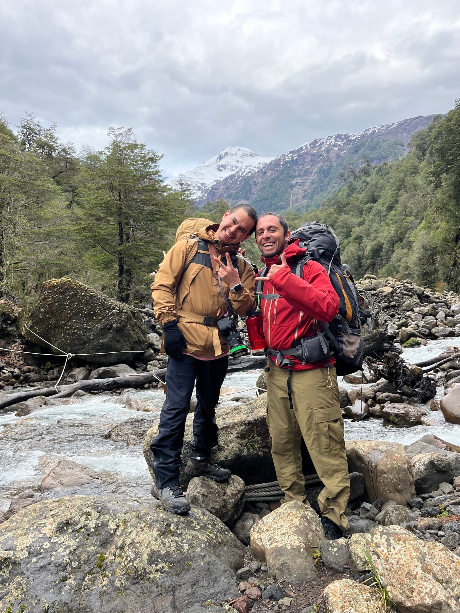 Pueliando de trekking en Puelo Patagonia chilena